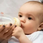 Bayinya sedang minum susu formula